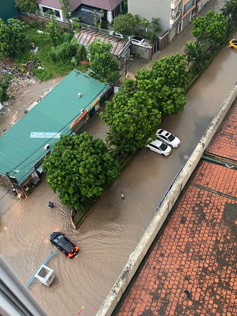 Cư dân chung cư ở Hoài Đức khổ sở vì cứ mưa là ngập