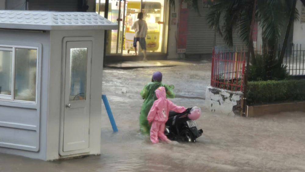 Cư dân chung cư ở Hoài Đức khổ sở vì cứ mưa là ngập