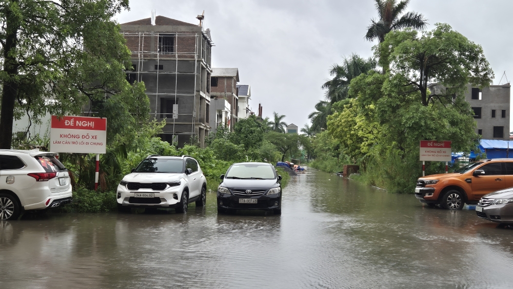 Cư dân chung cư ở Hoài Đức khổ sở vì cứ mưa là ngập