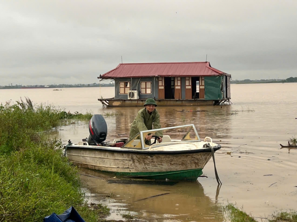 Nước sông Hồng dâng cao, xã Ô Diên vận động 9 hộ dân lên bờ tránh trú
