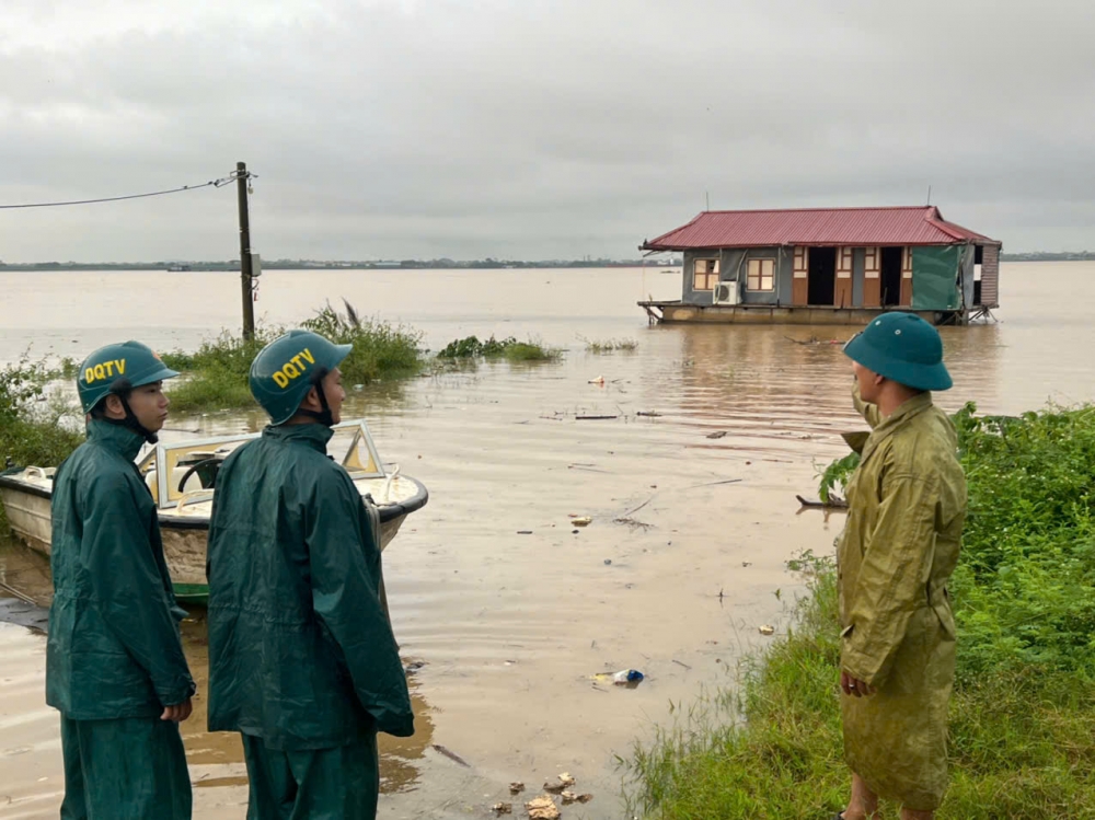 Nước sông Hồng dâng cao, xã Ô Diên vận động 9 hộ dân lên bờ tránh trú