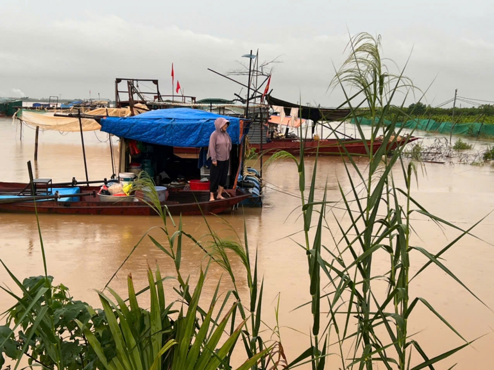 Nước sông Hồng dâng cao, xã Ô Diên vận động 9 hộ dân lên bờ tránh trú