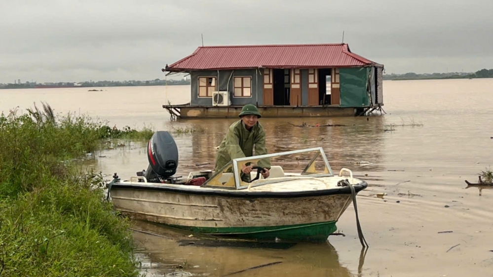 Nước sông Hồng dâng cao, xã Ô Diên vận động 9 hộ dân lên bờ tránh trú