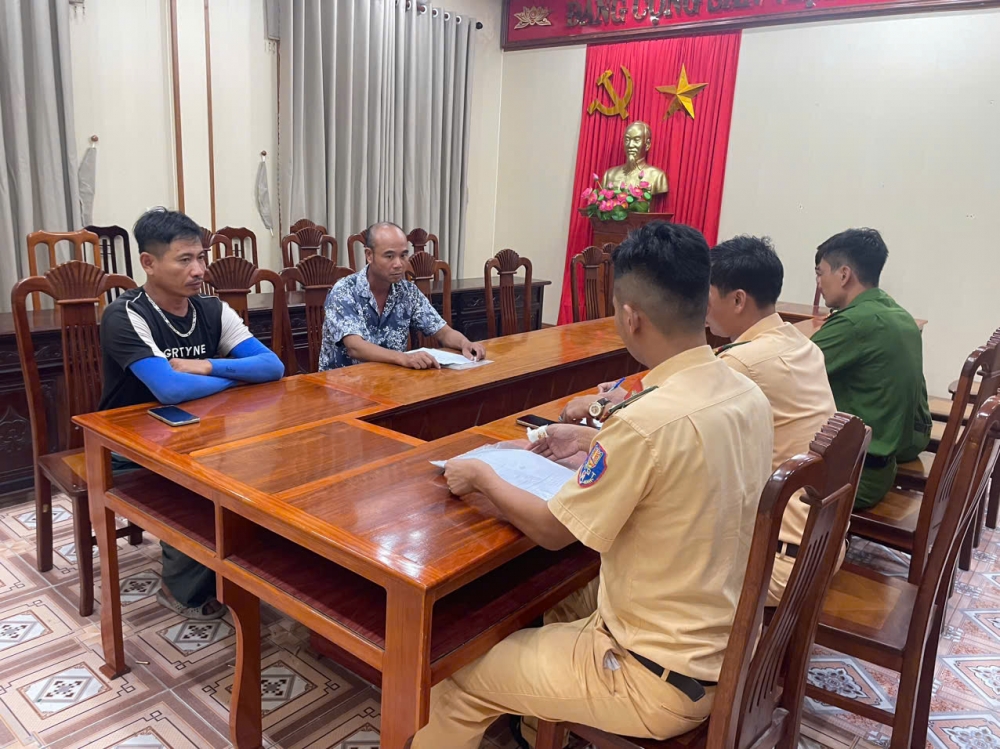 Mưa to sóng lớn, chủ bến phà ở Ninh Bình vẫn cố tình chở khách qua sông