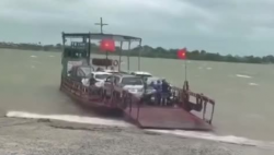 Mưa to sóng lớn, chủ bến phà ở Ninh Bình vẫn cố tình chở khách qua sông