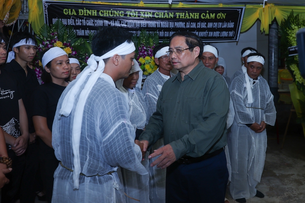 Thủ tướng viếng những người thiệt mạng, thăm hỏi người dân bị thiệt hại do lốc xoáy tại Ninh Bình