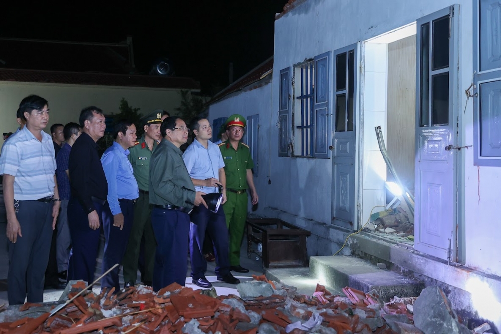 Thủ tướng viếng những người thiệt mạng, thăm hỏi người dân bị thiệt hại do lốc xoáy tại Ninh Bình