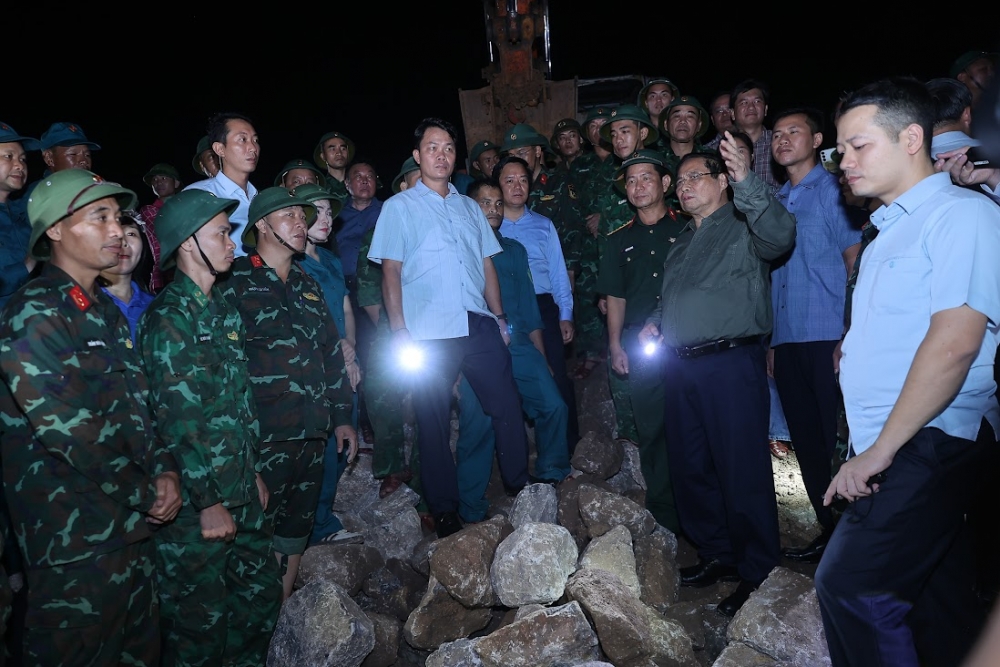 Thủ tướng viếng những người thiệt mạng, thăm hỏi người dân bị thiệt hại do lốc xoáy tại Ninh Bình