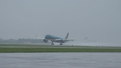 hang loat chuyen bay phai cho chuyen huong do mua lon keo dai o ha noi