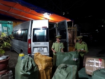 Hàng trăm chiếc ví cầm tay, túi xách 