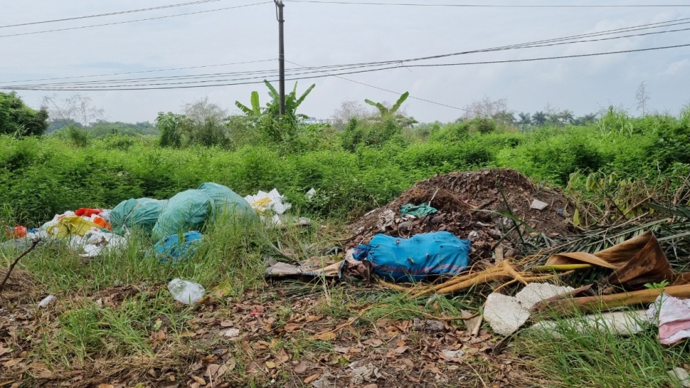 Xã Đa Tốn - Gia Lâm: Nhếch nhác cảnh rác thải bừa bãi, lấn chiếm trái phép trên trục đường 379