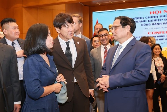 Thủ tướng: Các nhà đầu tư nước ngoài hãy luôn yêu quý Việt Nam như quê hương