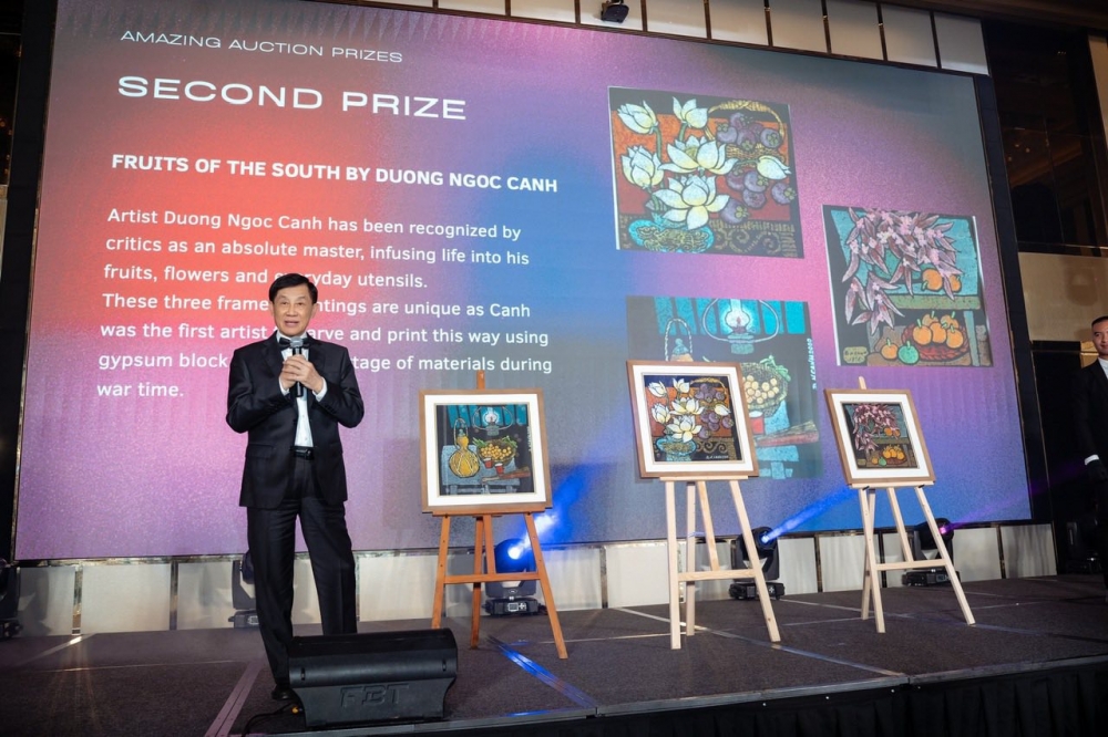 Ông Johnathan Hạnh Nguyễn mua đấu giá 3 bức tranh trị giá 2,4 tỷ đồng gây quỹ từ thiện