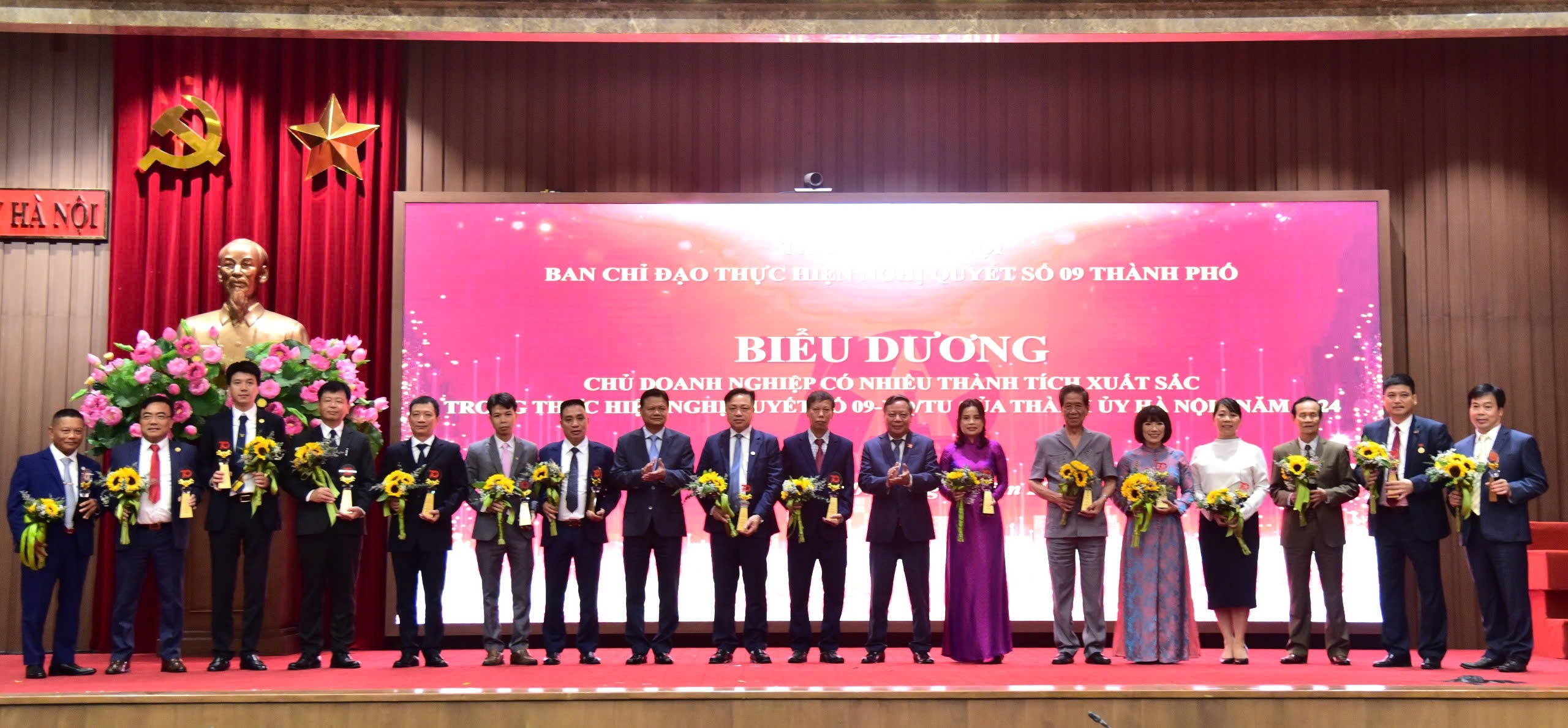 Hà Nội biểu dương CEO Phục Hưng Holdings về thực hiện Nghị quyết 09-NQ/TU