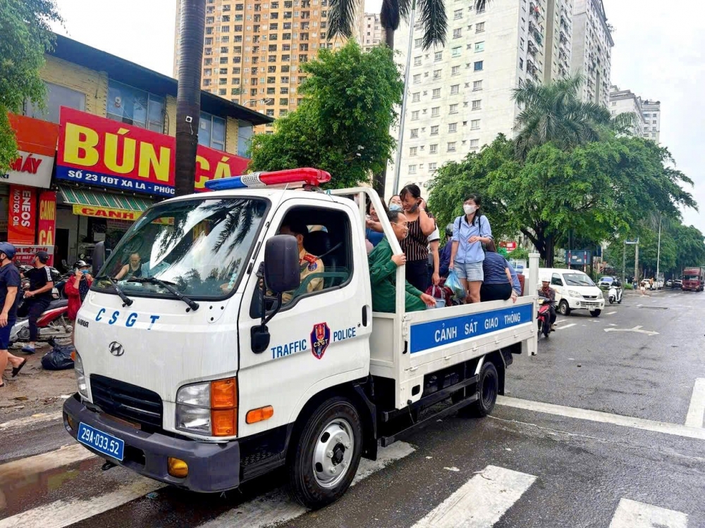 CSGT Hà Nội dùng ô tô đặc chủng đưa người dân qua điểm ngập sâu CSGT Hà Nội dùng ô tô đặc chủng đưa người dân qua điểm ngập sâu