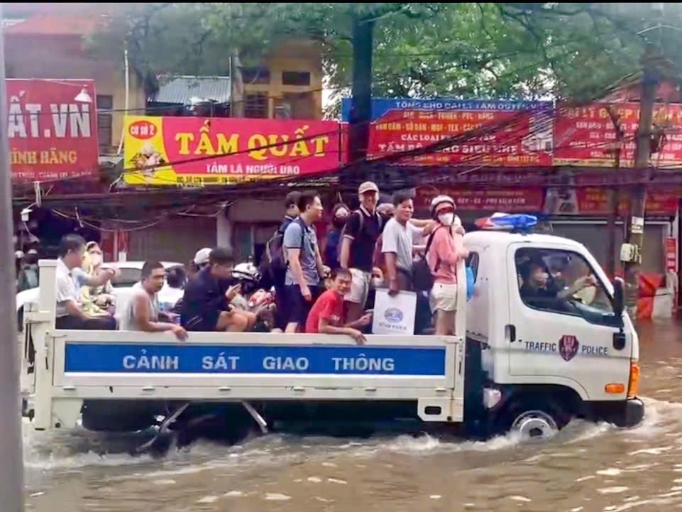 CSGT Hà Nội dùng ô tô đặc chủng đưa người dân qua điểm ngập sâu CSGT Hà Nội dùng ô tô đặc chủng đưa người dân qua điểm ngập sâu