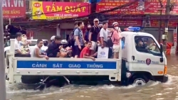 CSGT Hà Nội dùng ô tô đặc chủng đưa người dân qua điểm ngập sâu