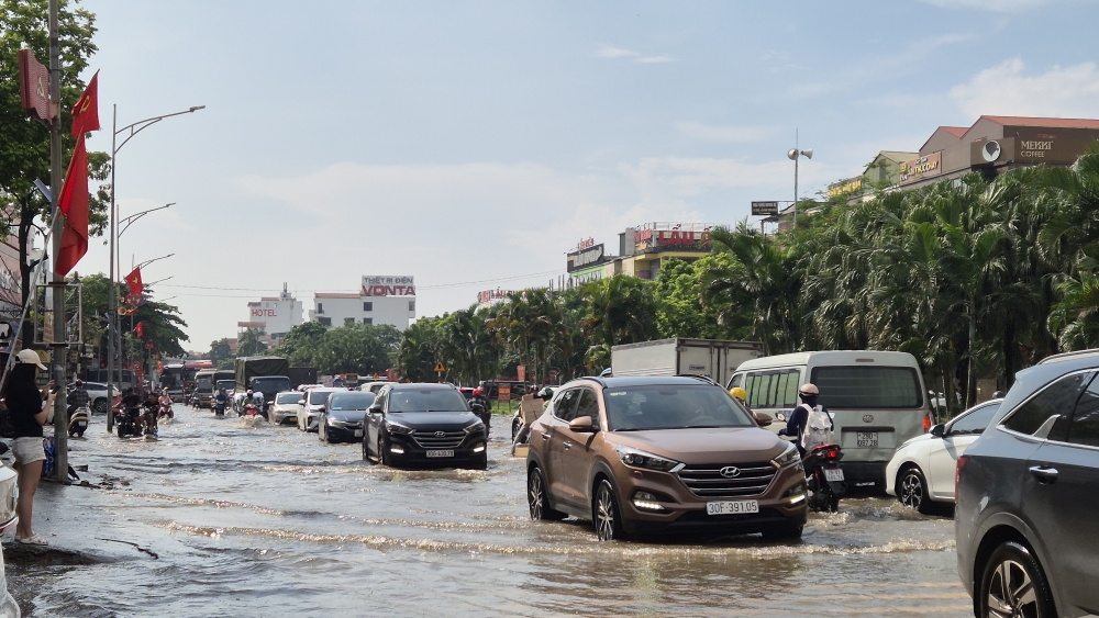 Khu đô thị Tân Tây Đô ngập sâu, giao thông tê liệt, chính quyền tìm cách ứng phó