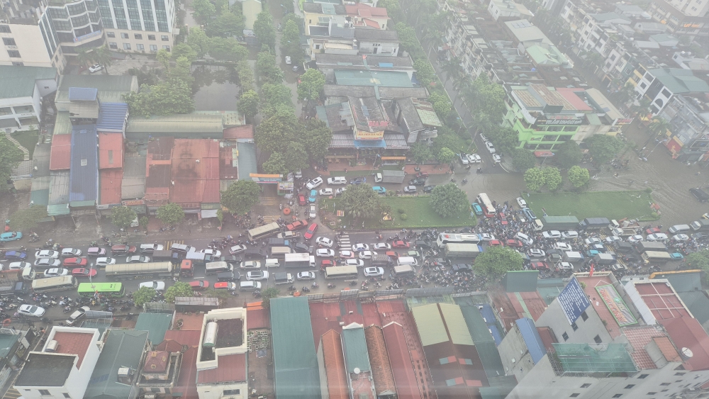 Khu đô thị Tân Tây Đô ngập sâu, giao thông tê liệt, chính quyền tìm cách ứng phó