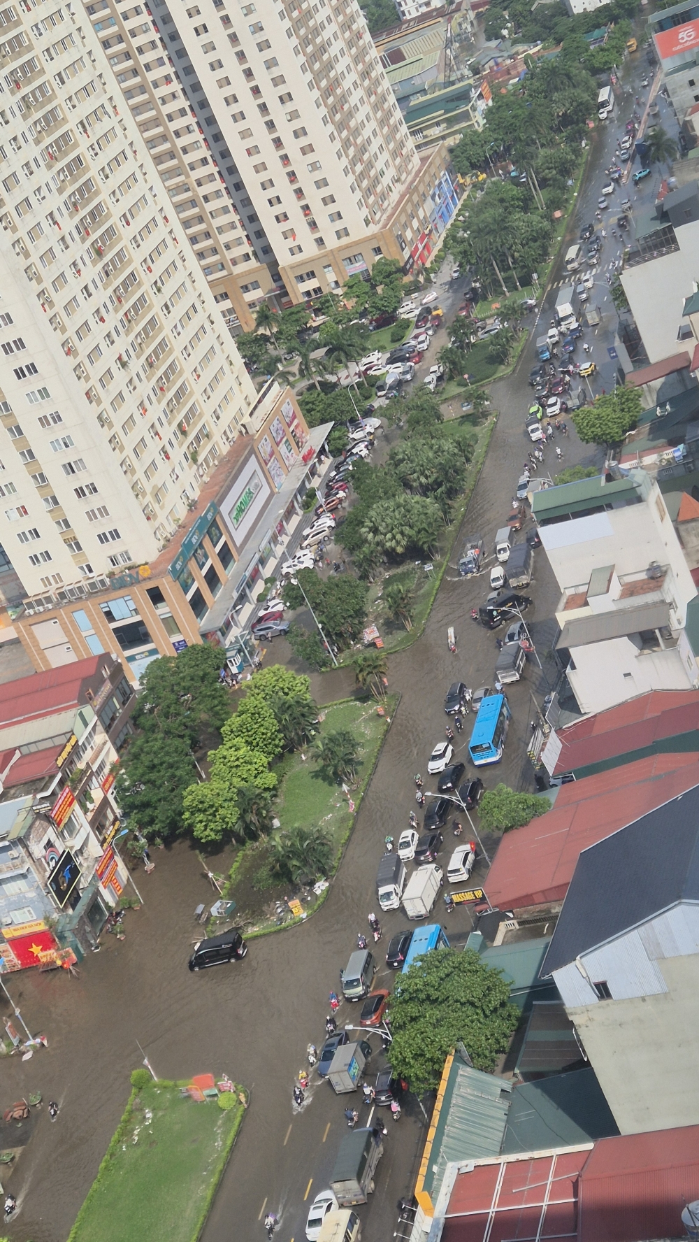 Khu đô thị Tân Tây Đô ngập sâu, giao thông tê liệt, chính quyền tìm cách ứng phó