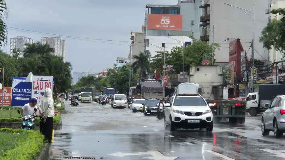 Khu đô thị Tân Tây Đô ngập sâu, giao thông tê liệt, chính quyền tìm cách ứng phó