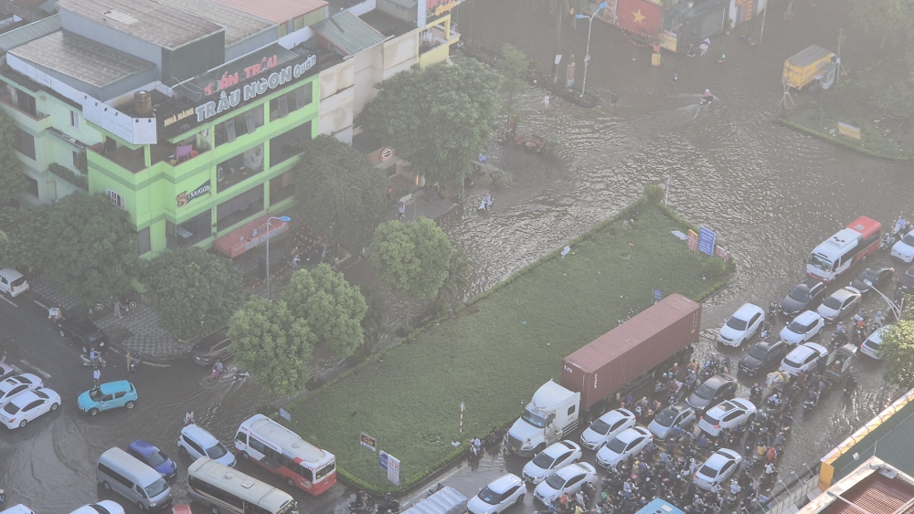 Khu đô thị Tân Tây Đô ngập sâu, giao thông tê liệt, chính quyền tìm cách ứng phó