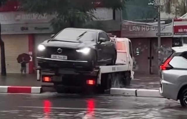 Lái xe cứu hộ trèo qua dải phân cách ngày mưa lụt bị phạt 5 triệu đồng