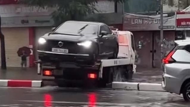 Lái xe cứu hộ trèo qua dải phân cách ngày mưa lụt bị phạt 5 triệu đồng