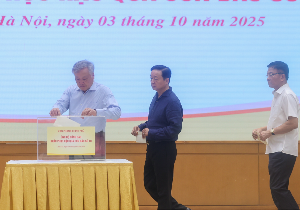 Thủ tướng Phạm Minh Chính cùng lãnh đạo Chính phủ và tập thể Văn phòng Chính phủ ủng hộ đồng bào bị thiệt hại do bão lũ