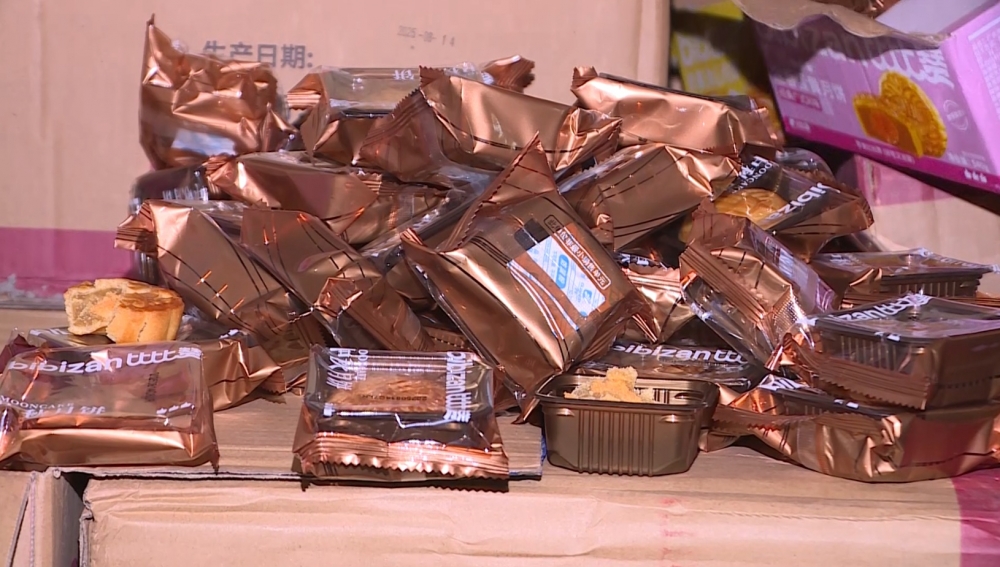 Hà Nội: Mua gần 4.000 bánh trung thu trôi nổi rồi mang bán kiếm lời