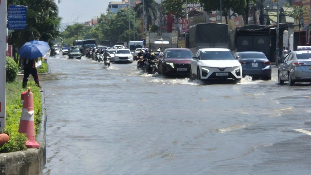 Hà Nội: Khu đô thị Tân Tây Đô vẫn mênh mông nước dù đã 3 ngày nắng ráo