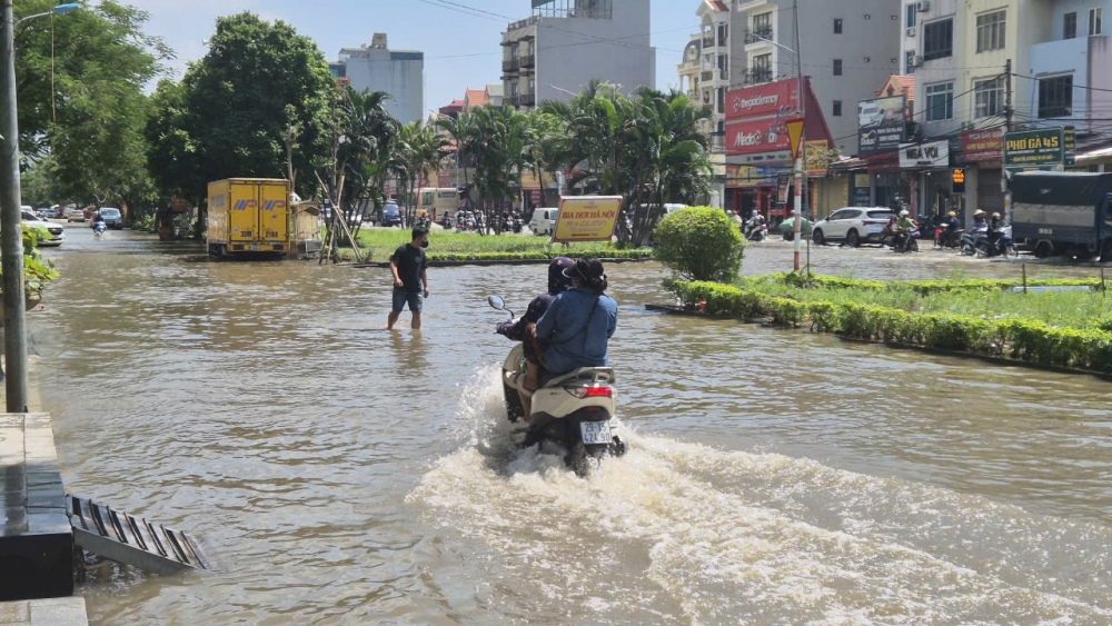 Hà Nội: Khu đô thị Tân Tây Đô vẫn mênh mông nước dù đã 3 ngày nắng ráo