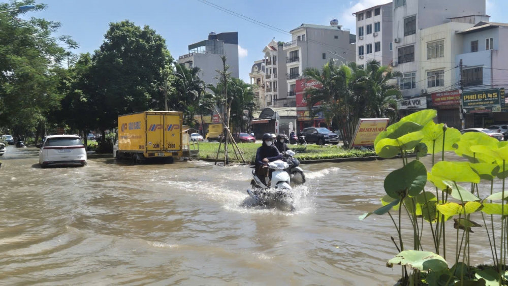 Hà Nội: Khu đô thị Tân Tây Đô vẫn mênh mông nước dù đã 3 ngày nắng ráo