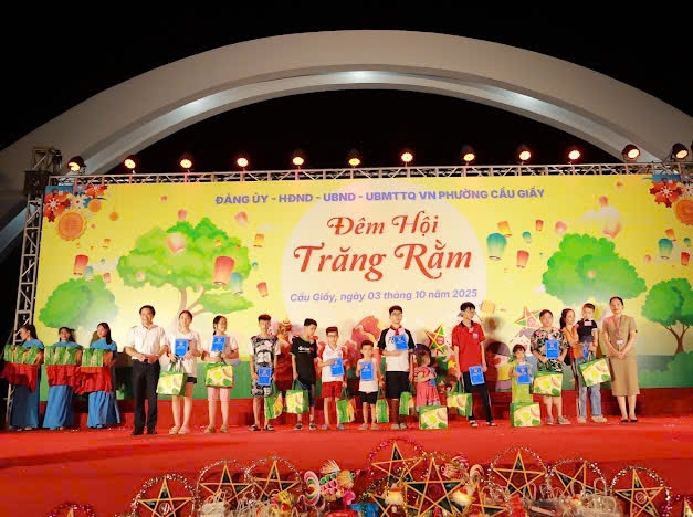 Đêm Trăng rằm gắn kết yêu thương ở Cầu Giấy