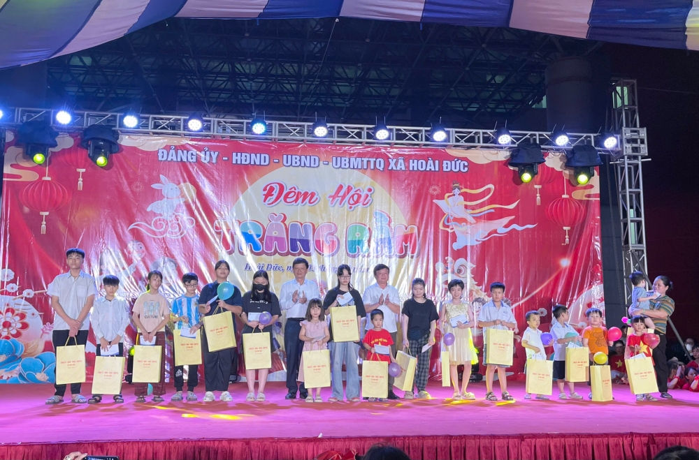 “Đêm hội trăng rằm” ở Hoài Đức: Mang yêu thương đến các cháu thiếu nhi