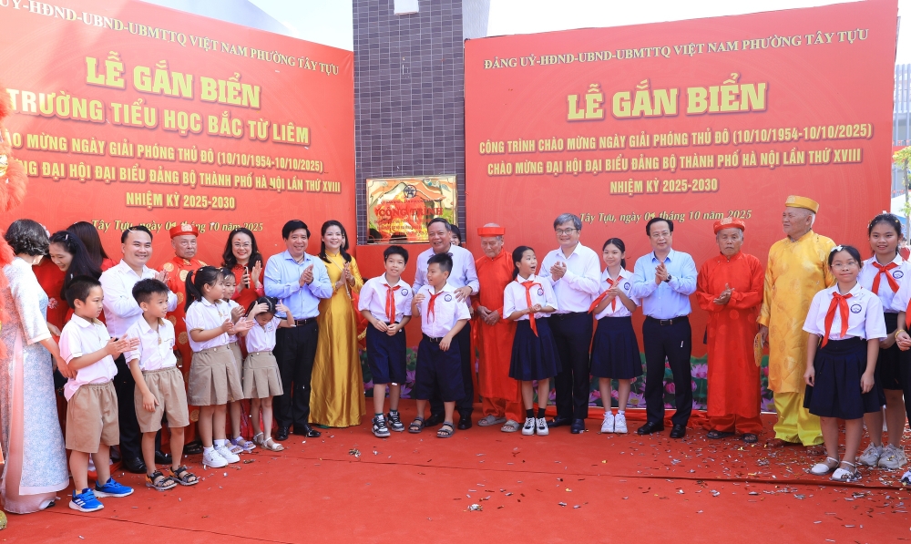 Gắn biển công trình Trường Tiểu học và THCS Bắc Từ Liêm mừng ngày hội lớn của Thủ đô
