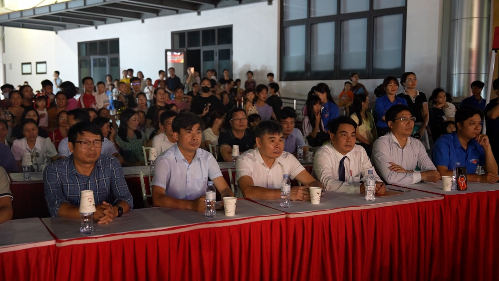 Lãnh đạo xã Dương Hòa cùng các cháu thiếu nhi vui hội trăng rằm