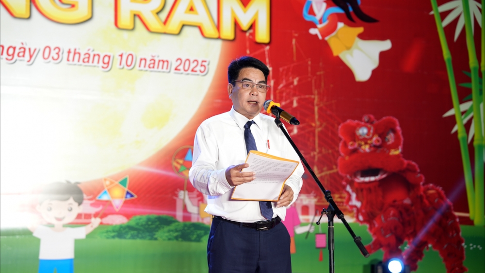 Lãnh đạo xã Dương Hòa cùng các cháu thiếu nhi vui hội trăng rằm