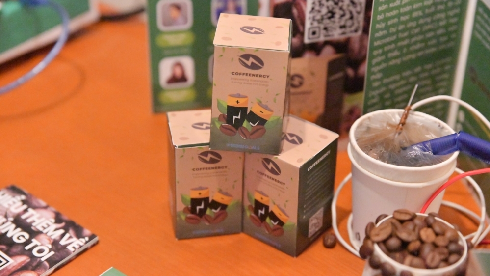 Độc đáo ý tưởng tái chế bã cà phê thành pin hữu cơ sinh học