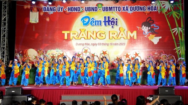 Lãnh đạo xã Dương Hòa cùng các cháu thiếu nhi vui hội trăng rằm