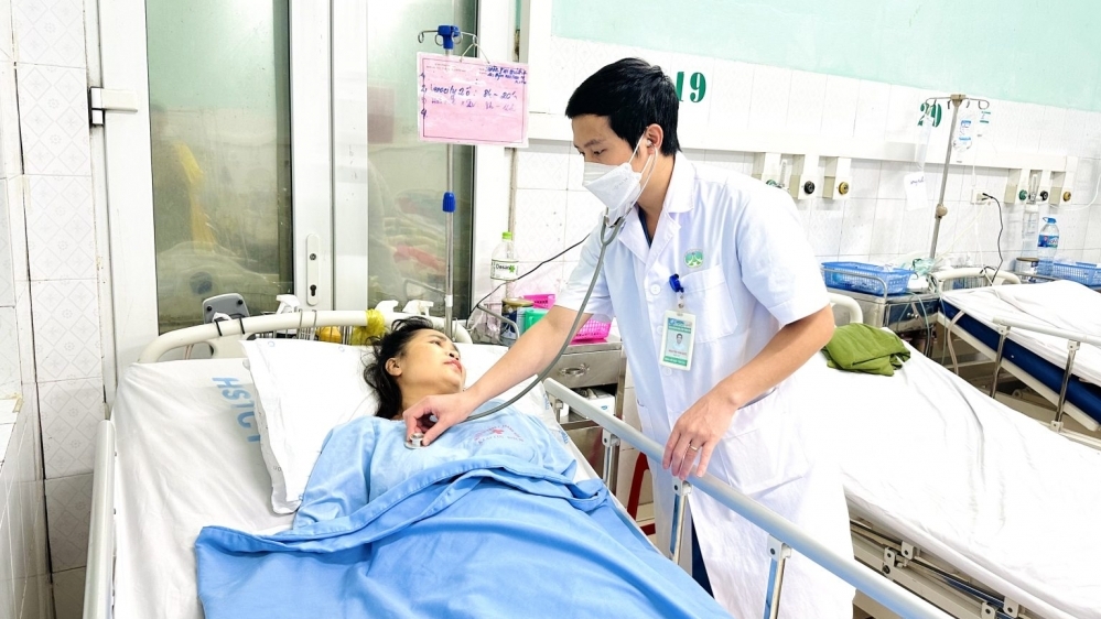 Không để người dân vùng chịu bão lũ thiếu nơi khám chữa bệnh khi ốm đau