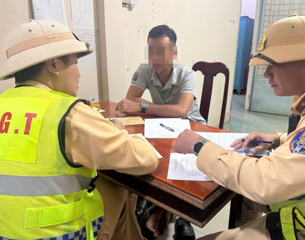 Dừng ô tô trên cao tốc để bay flycam quay cảnh đẹp, tài xế nhận cái kết đắng Dừng ô tô trên cao tốc để bay flycam quay cảnh đẹp, tài xế nhận cái kết đắng