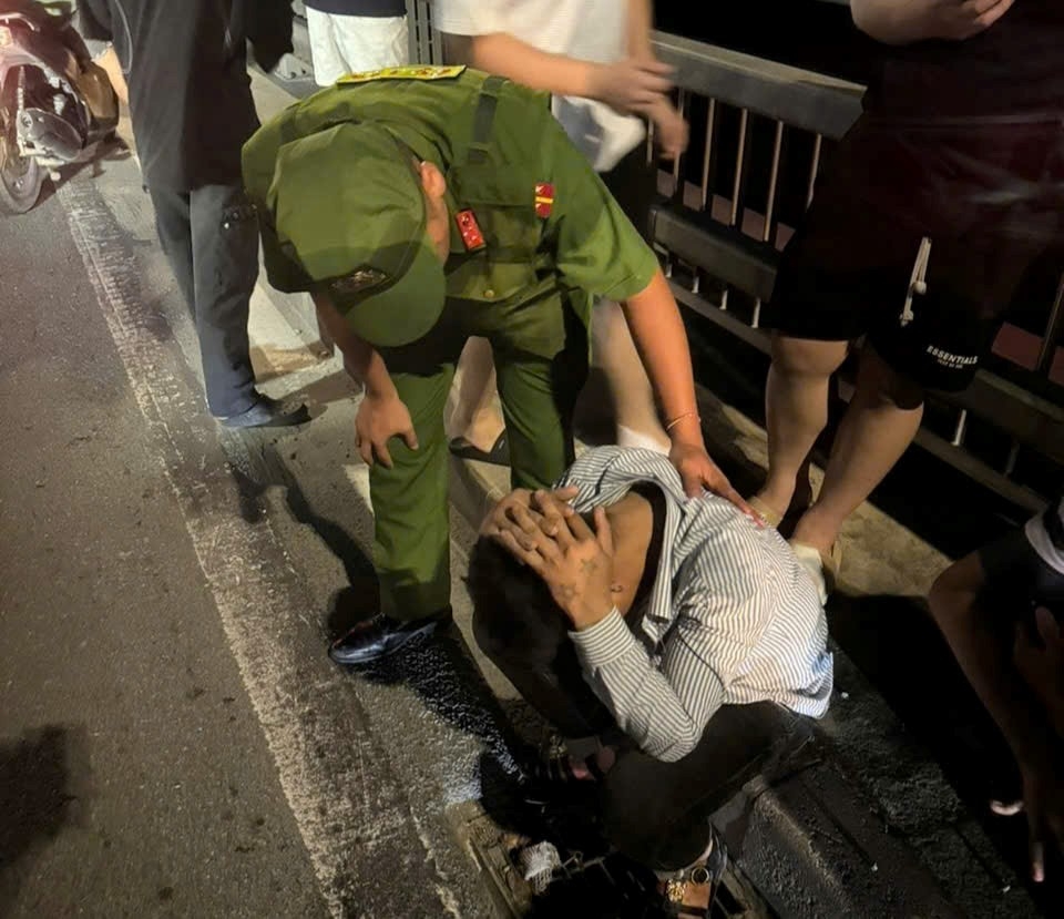 Nam thanh niên định nhảy cầu Nhật Tân tự tử vì buồn chán chuyện gia đình