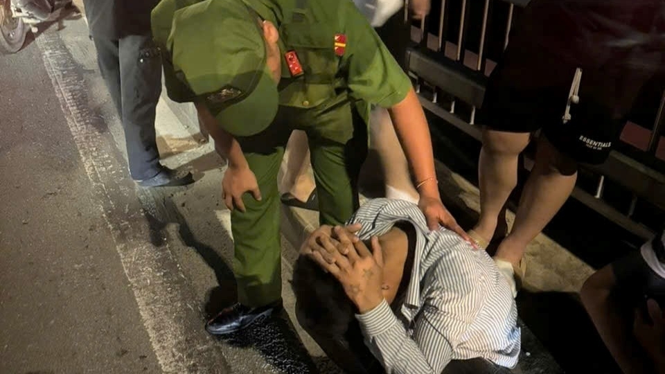 Nam thanh niên định nhảy cầu Nhật Tân tự tử vì buồn chán chuyện gia đình