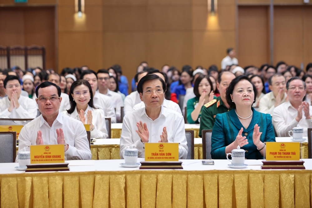 Thủ tướng phát động đợt thi đua cao điểm lập thành tích chào mừng Đại hội XIV của Đảng Thủ tướng phát động đợt thi đua cao điểm lập thành tích chào mừng Đại hội XIV của Đảng