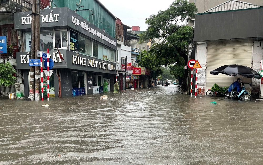 Nhiều điểm ngập nặng, Công an Hà Nội khuyến cáo khẩn