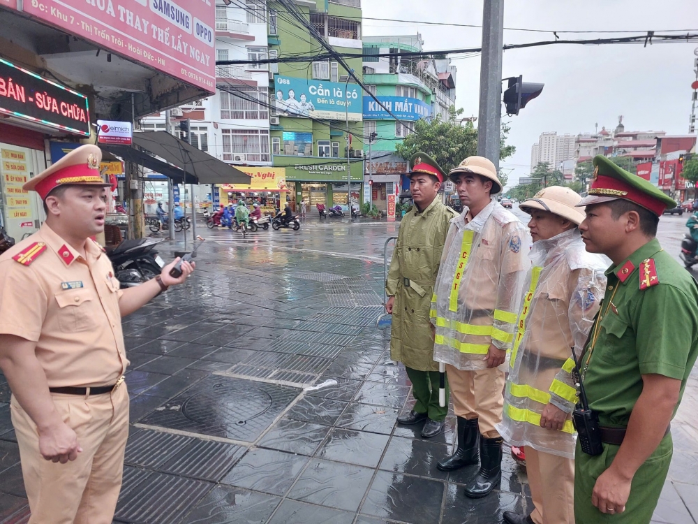 Mưa lớn kéo dài gây ngập úng, CSGT dầm mình dưới mưa điều tiết giao thông Mưa lớn kéo dài gây ngập úng, CSGT dầm mình dưới mưa điều tiết giao thông
