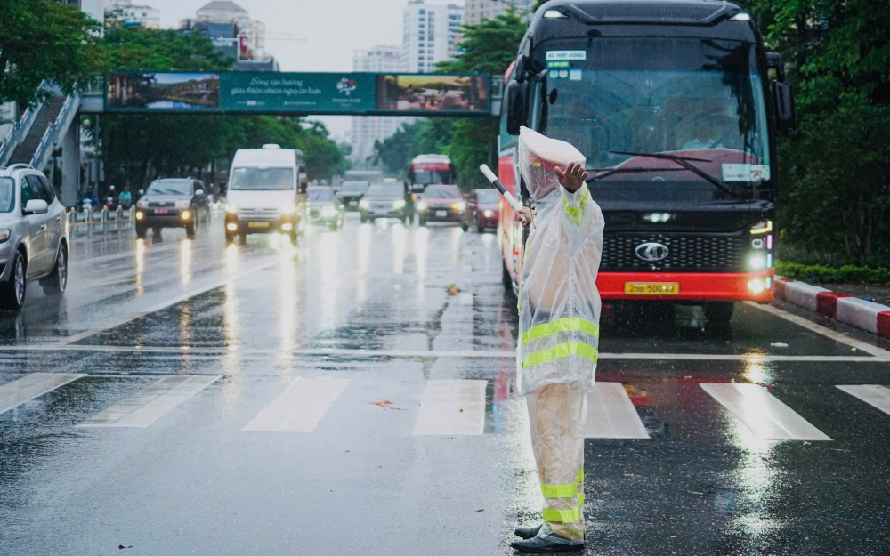Mưa lớn kéo dài gây ngập úng, CSGT dầm mình dưới mưa điều tiết giao thông Mưa lớn kéo dài gây ngập úng, CSGT dầm mình dưới mưa điều tiết giao thông