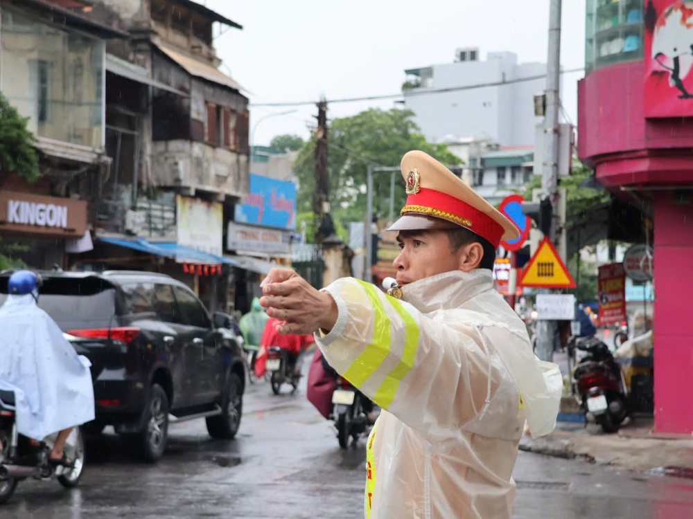 Mưa lớn kéo dài gây ngập úng, CSGT dầm mình dưới mưa điều tiết giao thông Mưa lớn kéo dài gây ngập úng, CSGT dầm mình dưới mưa điều tiết giao thông