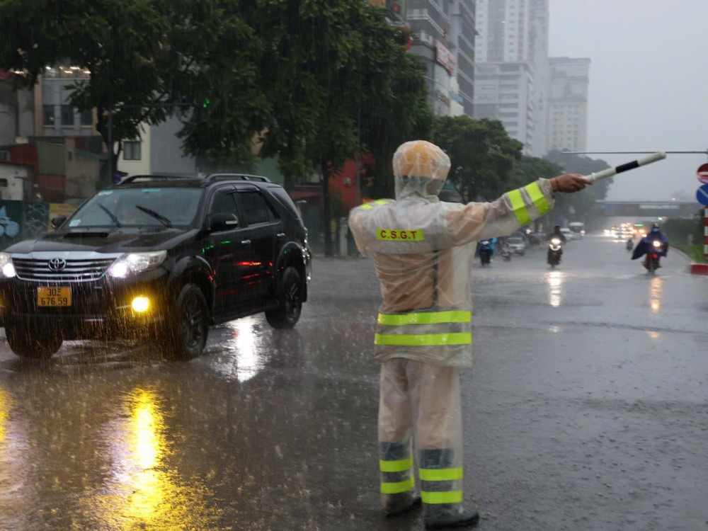 Mưa lớn kéo dài gây ngập úng, CSGT dầm mình dưới mưa điều tiết giao thông Mưa lớn kéo dài gây ngập úng, CSGT dầm mình dưới mưa điều tiết giao thông